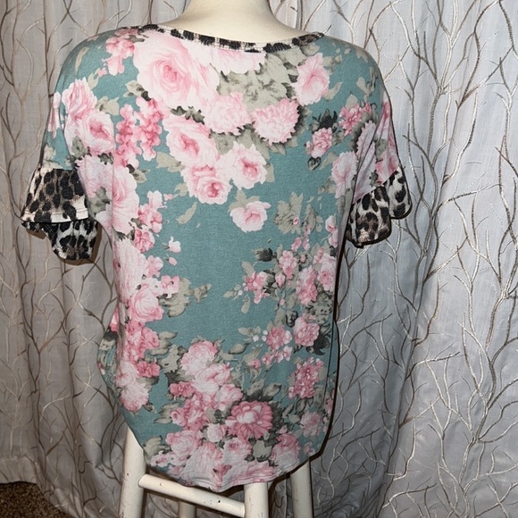 🛍️Floral print with leopard print ruffles on sleeves and collar. - Picture 2 of 5